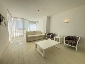 Superior Apartment, 2 Bedrooms | Living area | TV - Prainha Clube (Portimão)