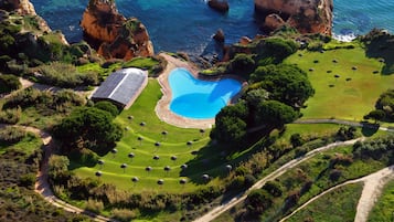 Piscine extérieure (ouverte en saison), parasols de plage