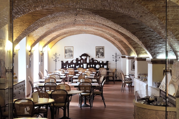 Se ofrece un desayuno continental (8 EUR por persona)