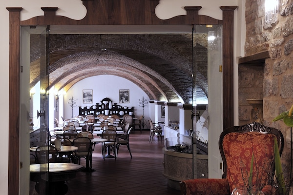 Petit déjeuner continental (8 EUR par personne)