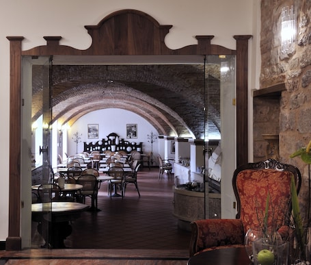 Desayuno continental diario (EUR 8 por persona)