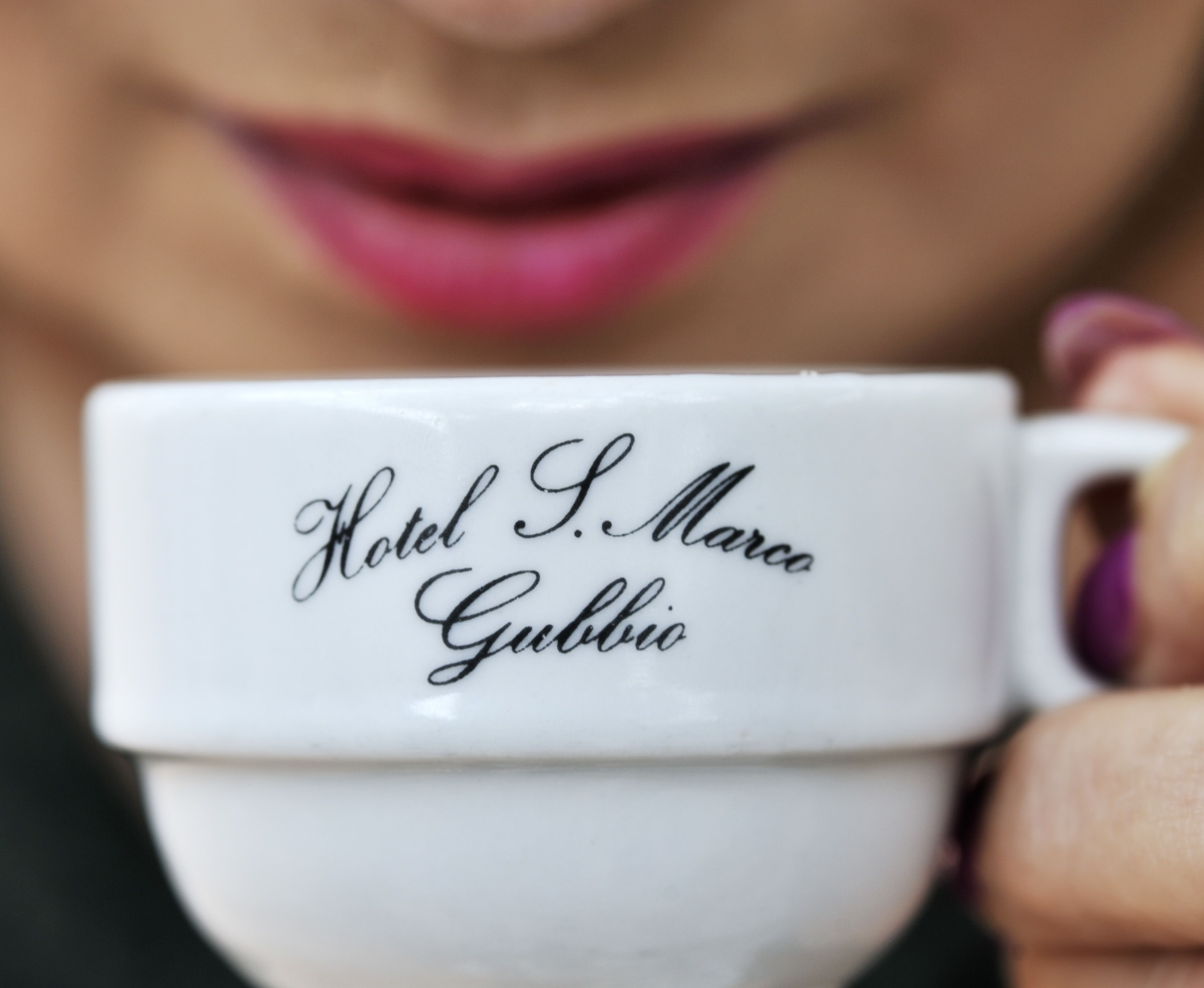 Una tazza bianca con la scritta "Hotel S. Marco Gubbio".