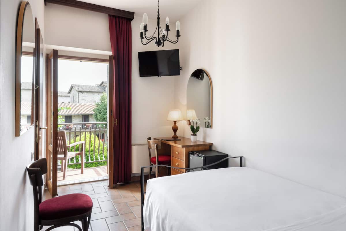 Standaard eenpersoonskamer | Hypoallergeen beddengoed, een kluis op de kamer, een bureau