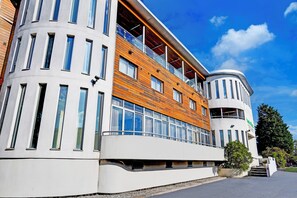 Front of property - Belvilla Crewe City Centre Hotel - Lifestyle (Crewe)