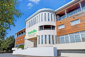 Front of property - Belvilla Crewe City Centre Hotel - Lifestyle (Crewe)