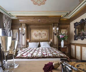 Apartamento grand, 3 quartos | Roupas de cama antialérgicas, frigobar, cofres nos quartos