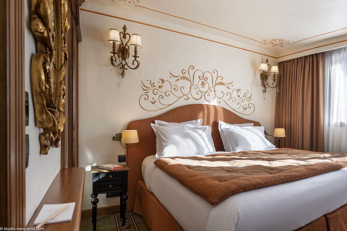 Habitación clásica con 1 cama matrimonial o 2 individuales | Ropa de cama hipoalergénica y minibar