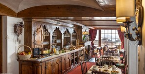 Café da manhã com buffet grátis todos os dias