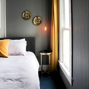Premium bedding, down comforters, free WiFi, bed sheets - Shelburne Hotel (Seaview)