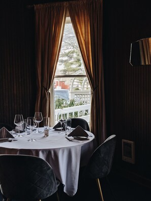 Lunch and dinner served - Shelburne Hotel (Seaview)