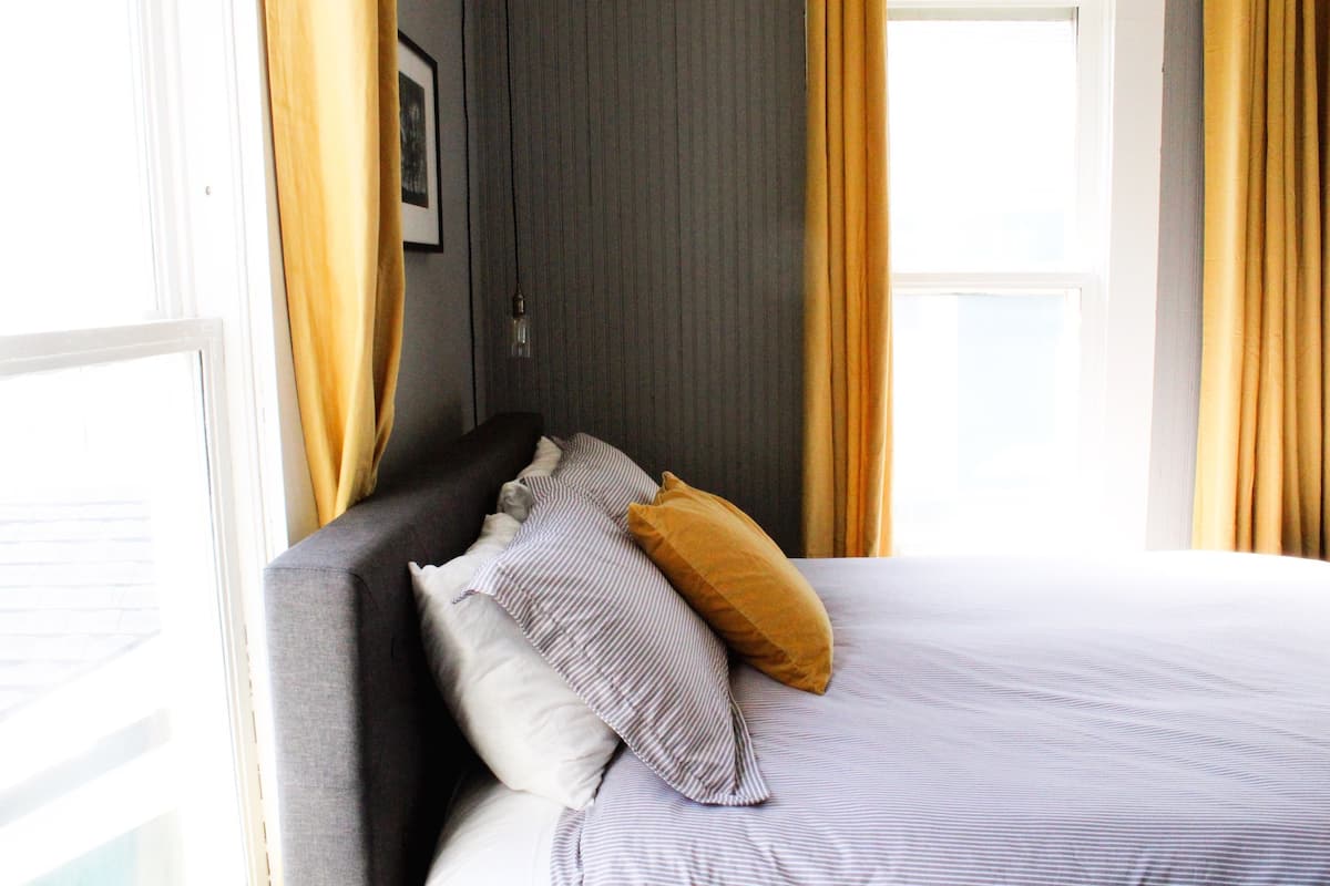 Deluxe Room, 1 Queen Bed | Premium bedding, down comforters, WiFi (free), bed sheets