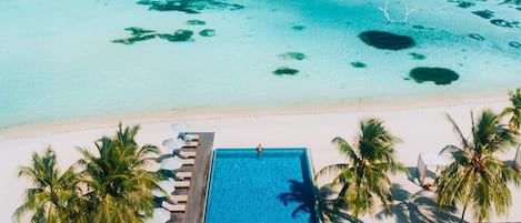 Playa de arena blanca, toallas de playa y masajes en la playa