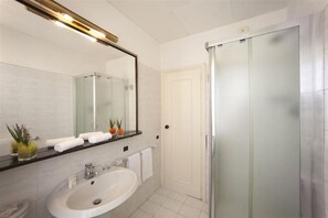 Quarto triplo básico | Banheiro | Chuveiro, produtos de toalete grátis, secador de cabelo, bidê