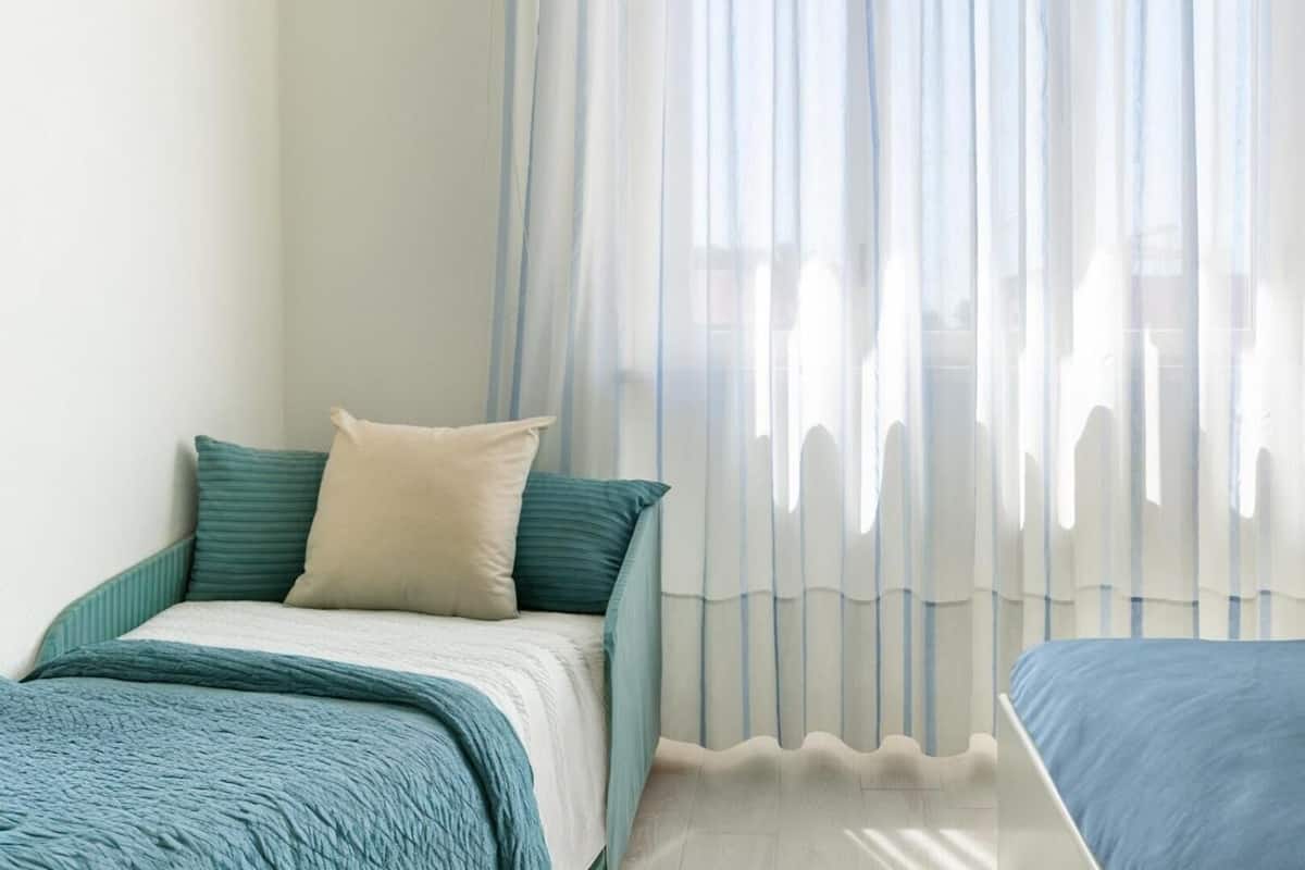 Minibar, bureau, rideaux occultants, draps fournis