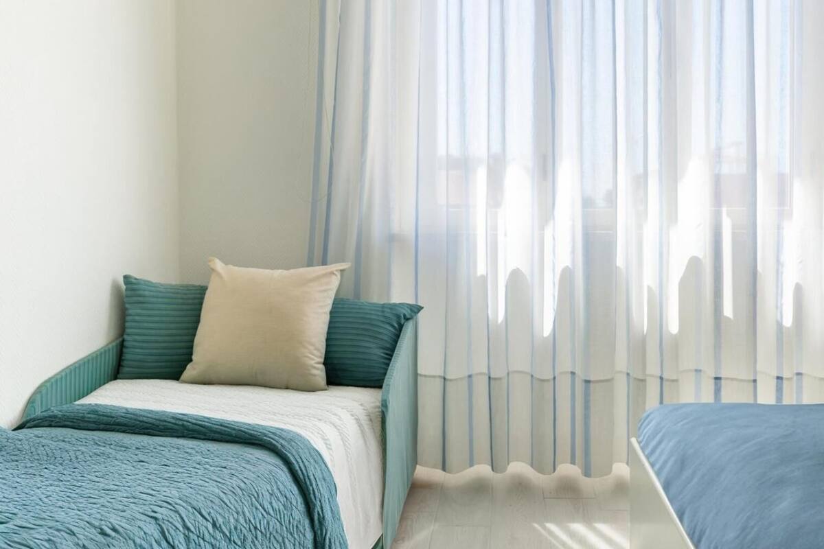 Quarto triplo básico | Frigobar, escrivaninha, cortinas blackout, roupa de cama