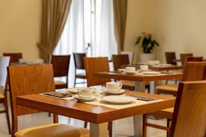 Desayuno buffet (EUR 12.00 por persona)