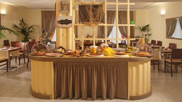 Dagelijks ontbijtbuffet (EUR 12.00 per persoon)