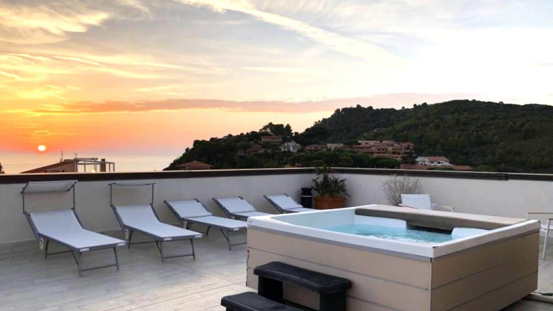 Outdoor spa tub