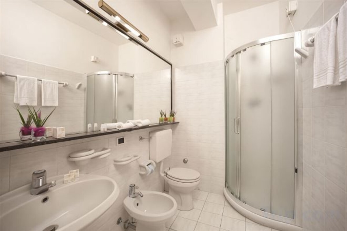 Bathroom | Shower, free toiletries, hair dryer, bidet