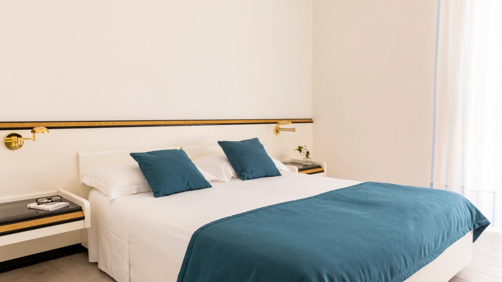 Basic Triple Room | Minibar, desk, blackout curtains, bed sheets