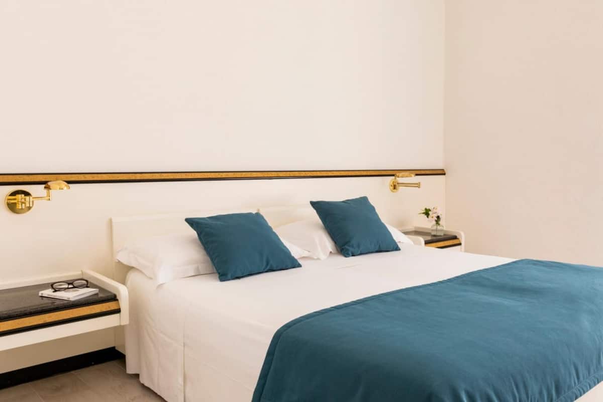 Basic Triple Room | Minibar, desk, blackout drapes, bed sheets