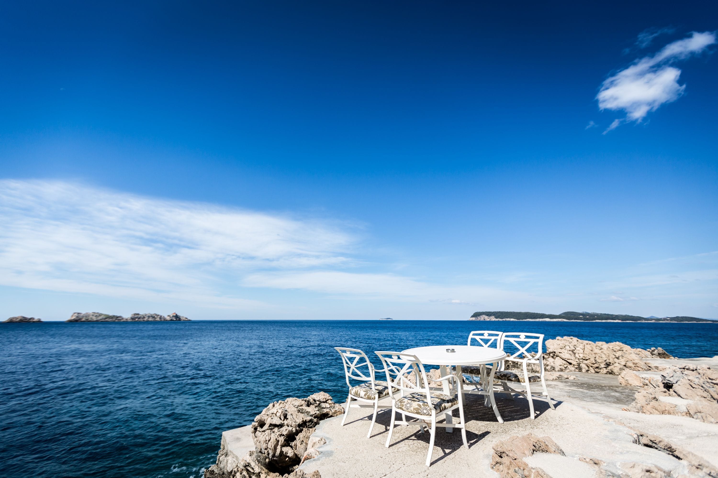 3 restaurants, breakfast served