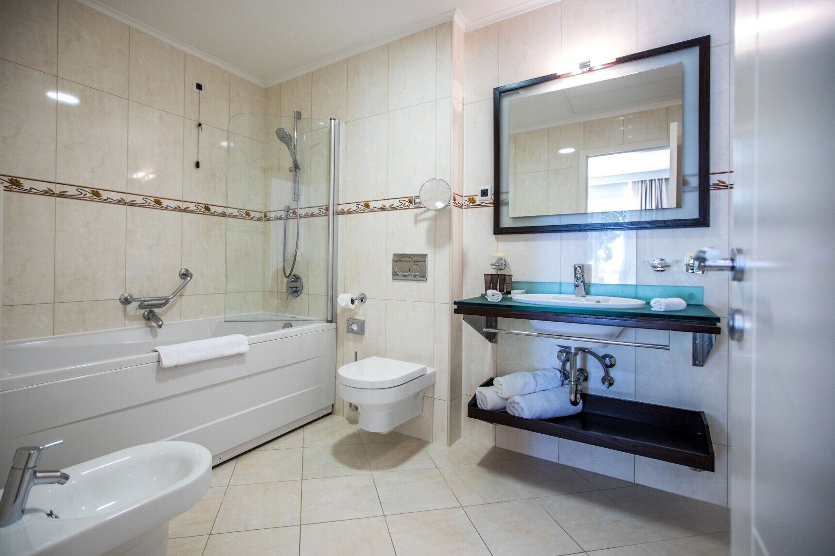 luxury double or twin room, sea view | bathroom | shower, free toiletries, hair dryer, bathrobes