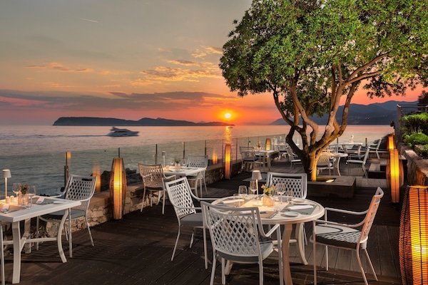 3 restaurants, breakfast served