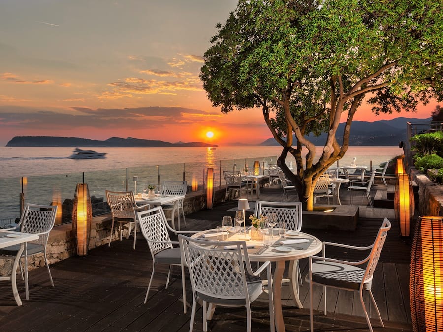 3 restaurants, serveren ontbijt