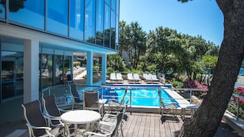 2 bars/lounges, poolside bar, beach bar