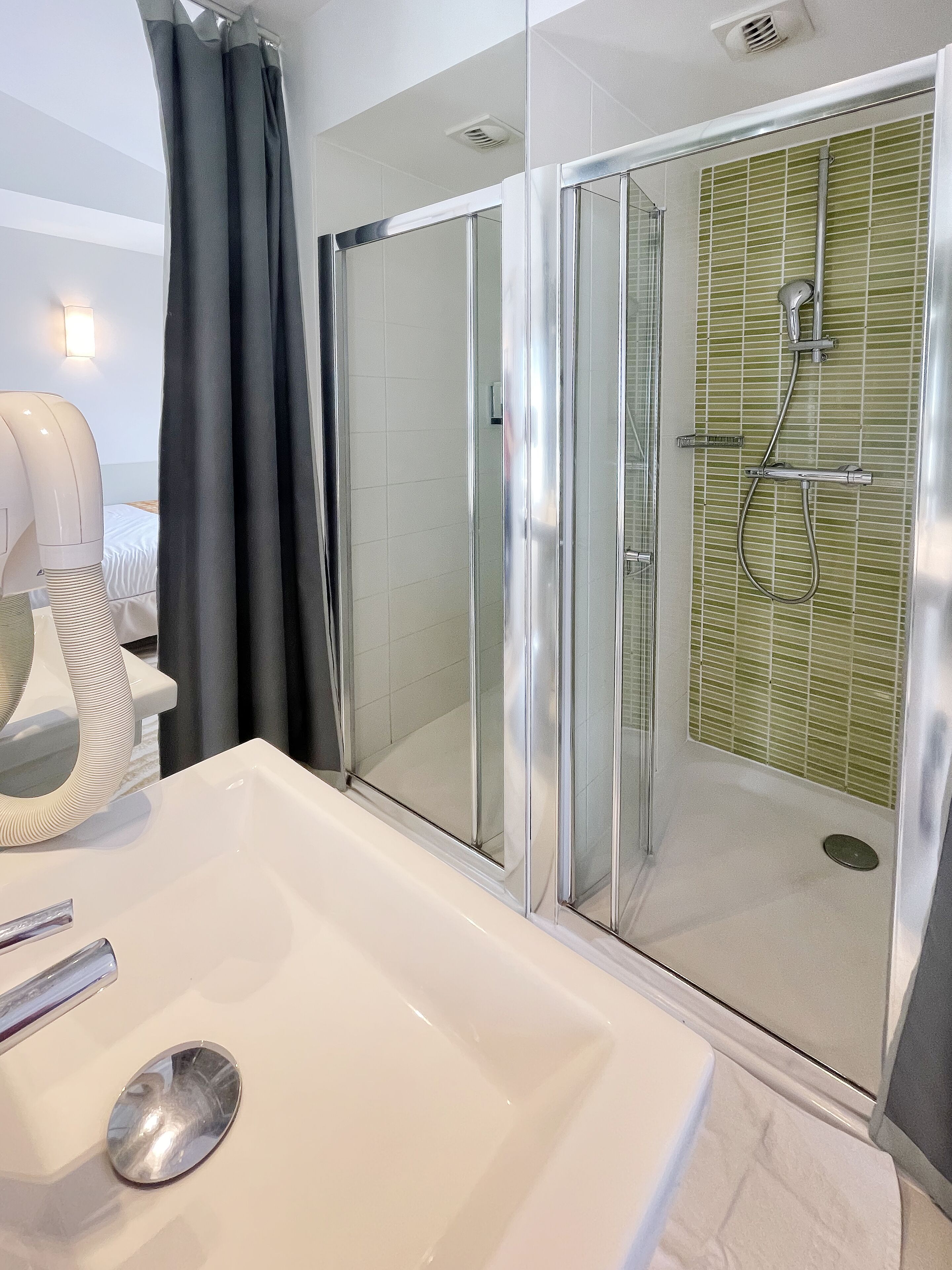 petite chambre double | bathroom | shower, rainfall showerhead, designer toiletries, hair dryer