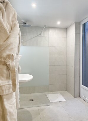 Suite Jaccuzzi | Salle de bain | Douche, douche à « effet pluie », articles de toilette de luxe