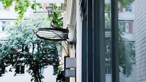 En byggnad med en skylt som visar texten: ”FIVE BOUTIQUE HOTEL PARIS QUARTER LATIN”.