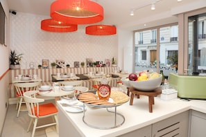 Café da manhã com buffet todos os dias mediante uma taxa