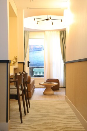 Suite (One by the Five) | Living area | LCD TV, books - Five Boutique Hotel Paris Quartier Latin (Paris)