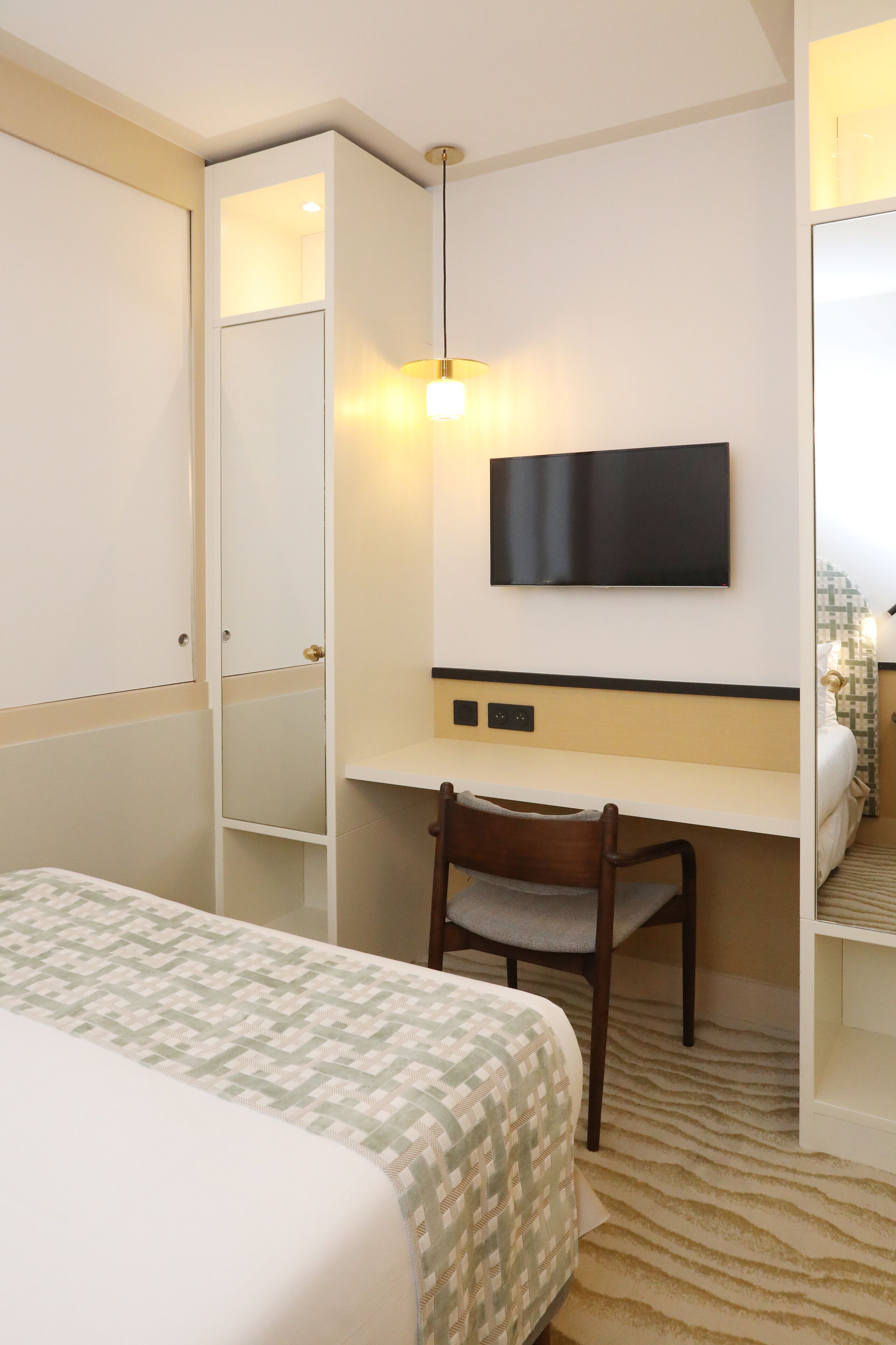 Select Comfort beds, in-room safe, desk, soundproofing