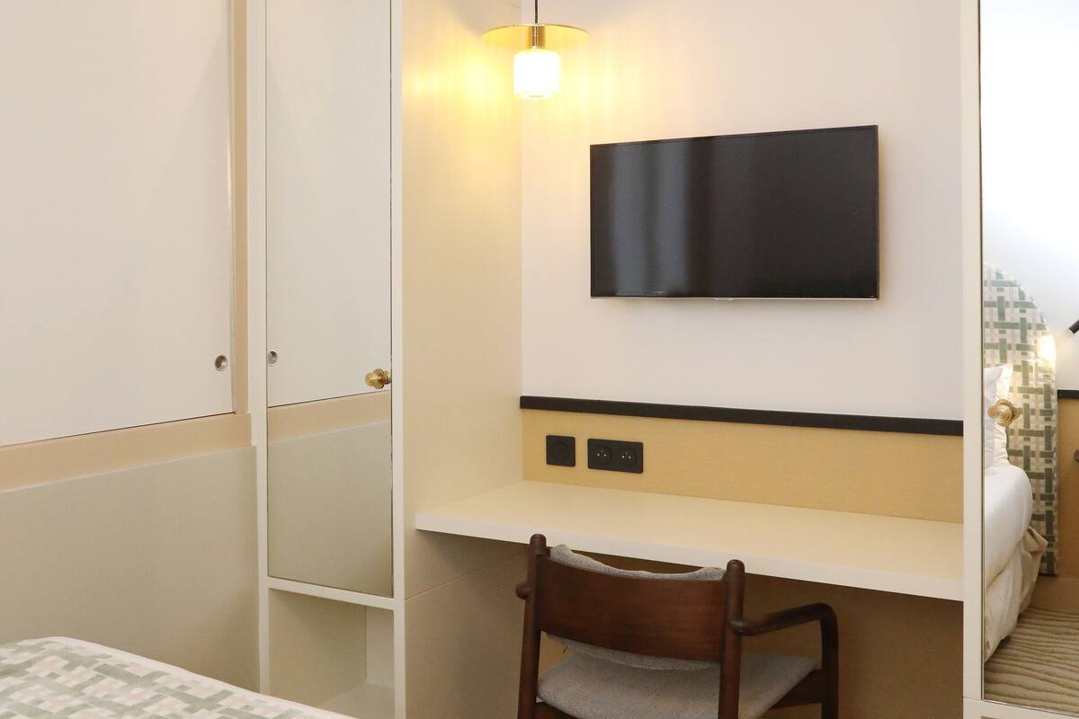 Select Comfort beds, in-room safe, desk, soundproofing