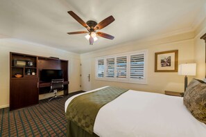 Premium bedding, pillowtop beds, desk, laptop workspace - Clarion Collection Carmel Oaks Inn (Carmel)