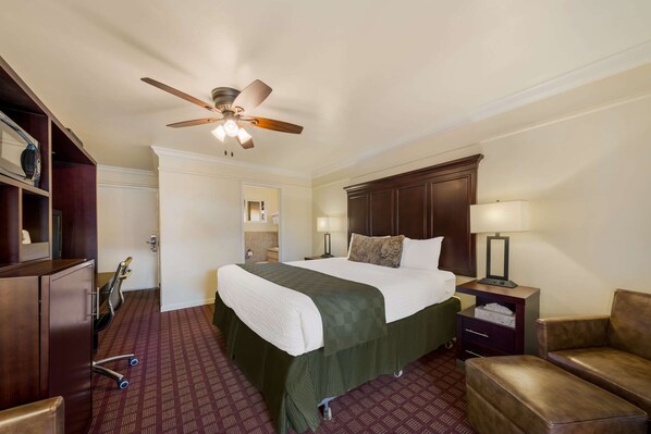 Premium bedding, pillowtop beds, desk, laptop workspace - Clarion Collection Carmel Oaks Inn (Carmel)