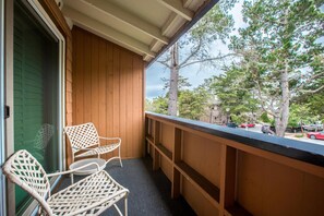 Luxe beddengoed, pillowtop-bedden, een bureau, een laptopwerkplek