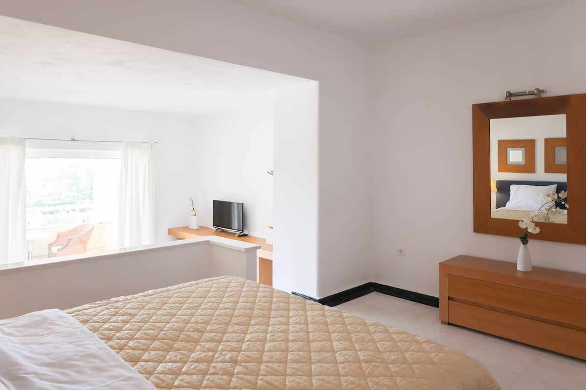 Junior Suite, Sea View | In-room safe, bed sheets