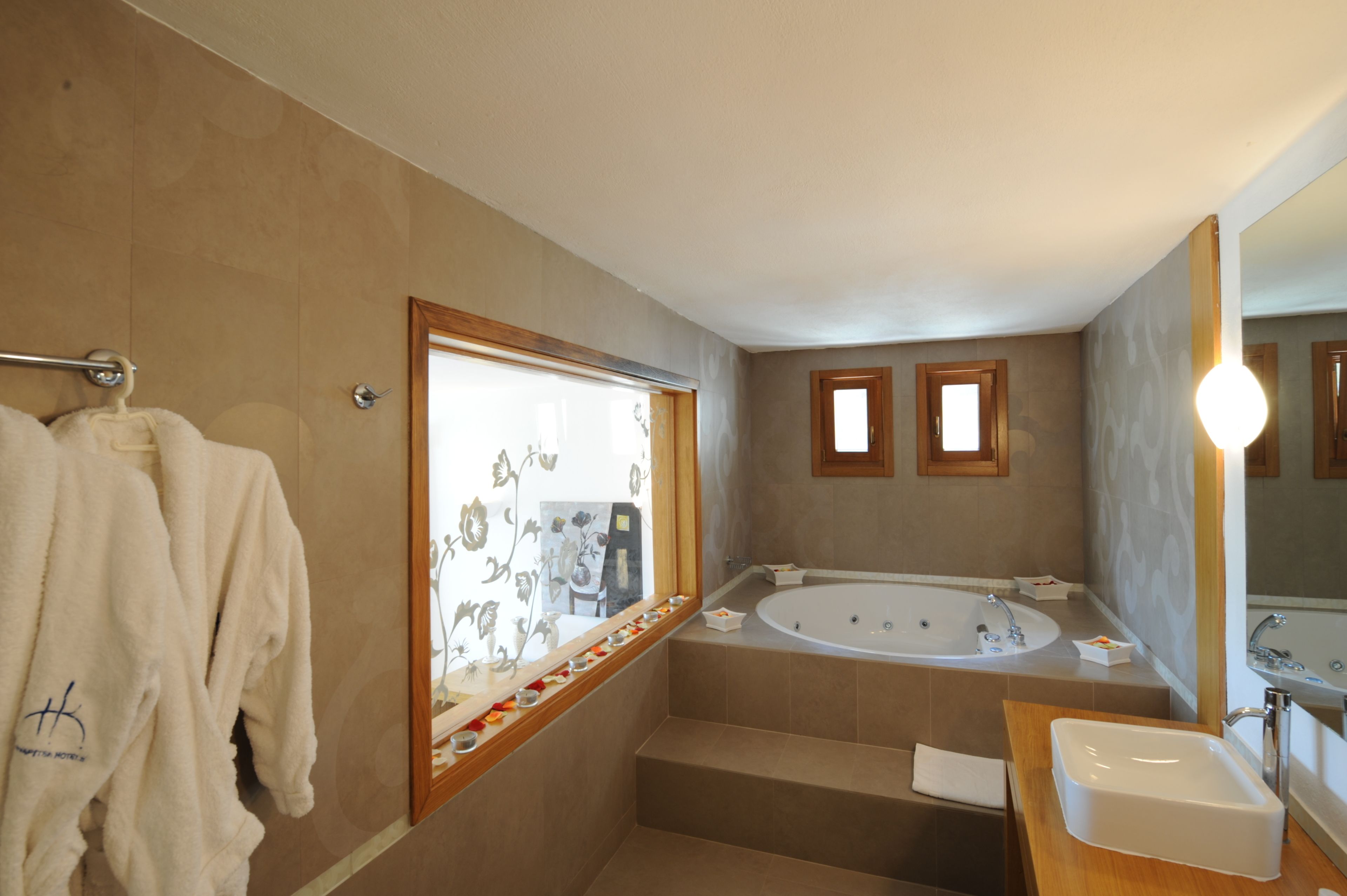 Superior Suite, Sea View | In-room safe, bed sheets