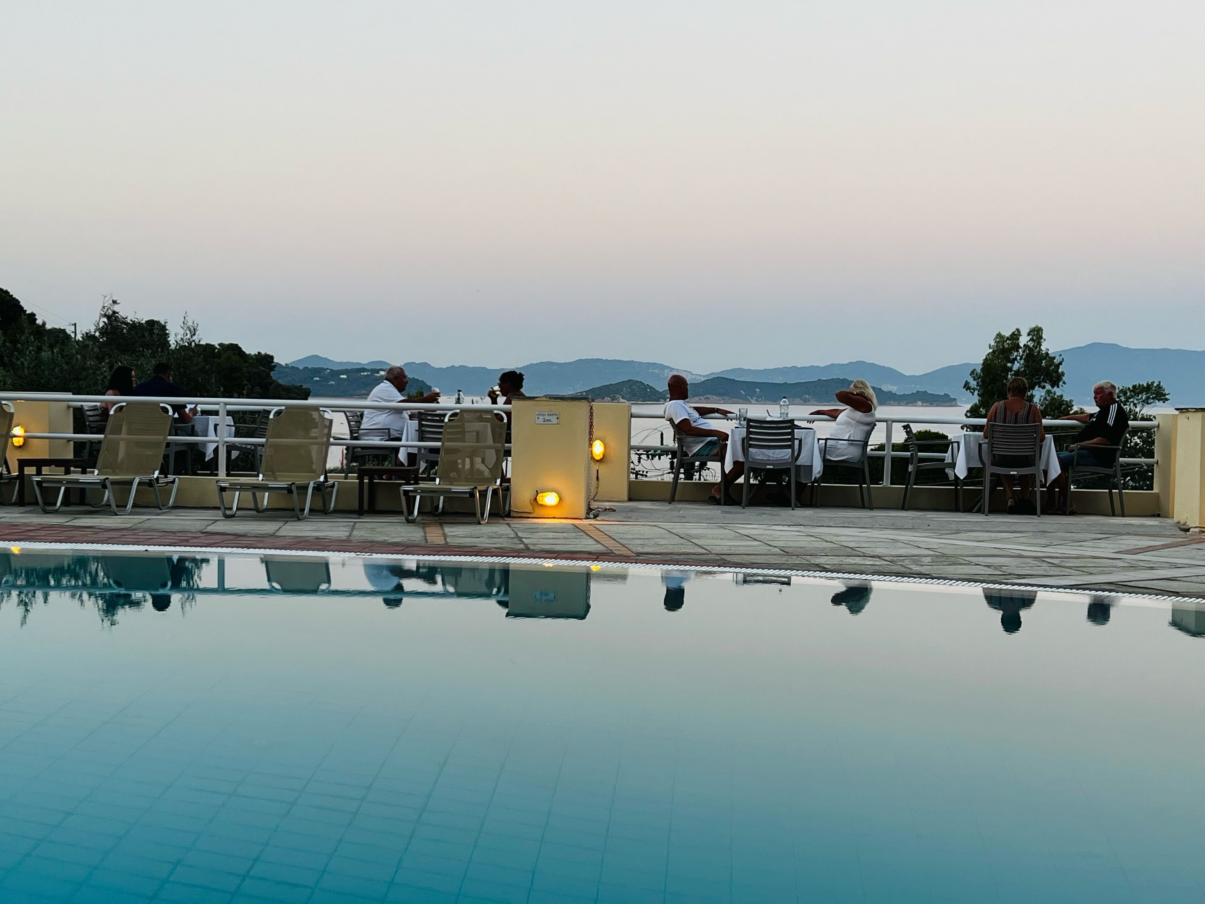 Déjeuner et dîner servis sur place, vue sur la plage 