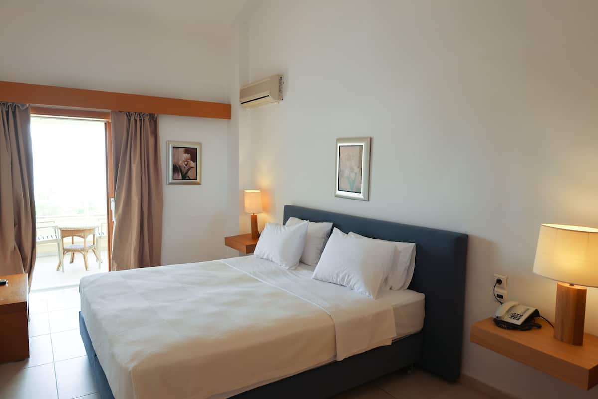 Deluxe Double or Twin Room, Sea View | In-room safe, bed sheets