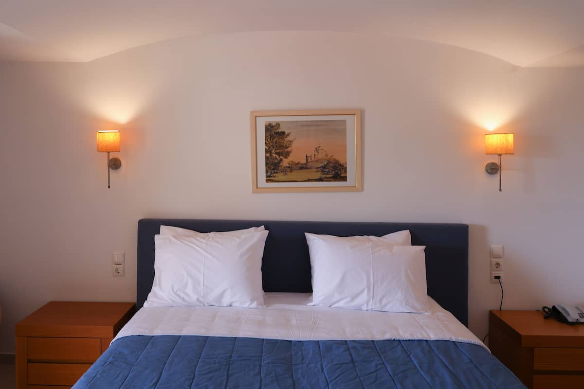 Superior Double Room, Sea View | In-room safe, bed sheets