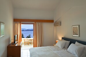 Habitación estándar con 1 cama matrimonial o 2 individuales, vista al mar | Caja de seguridad en la habitación y ropa de cama