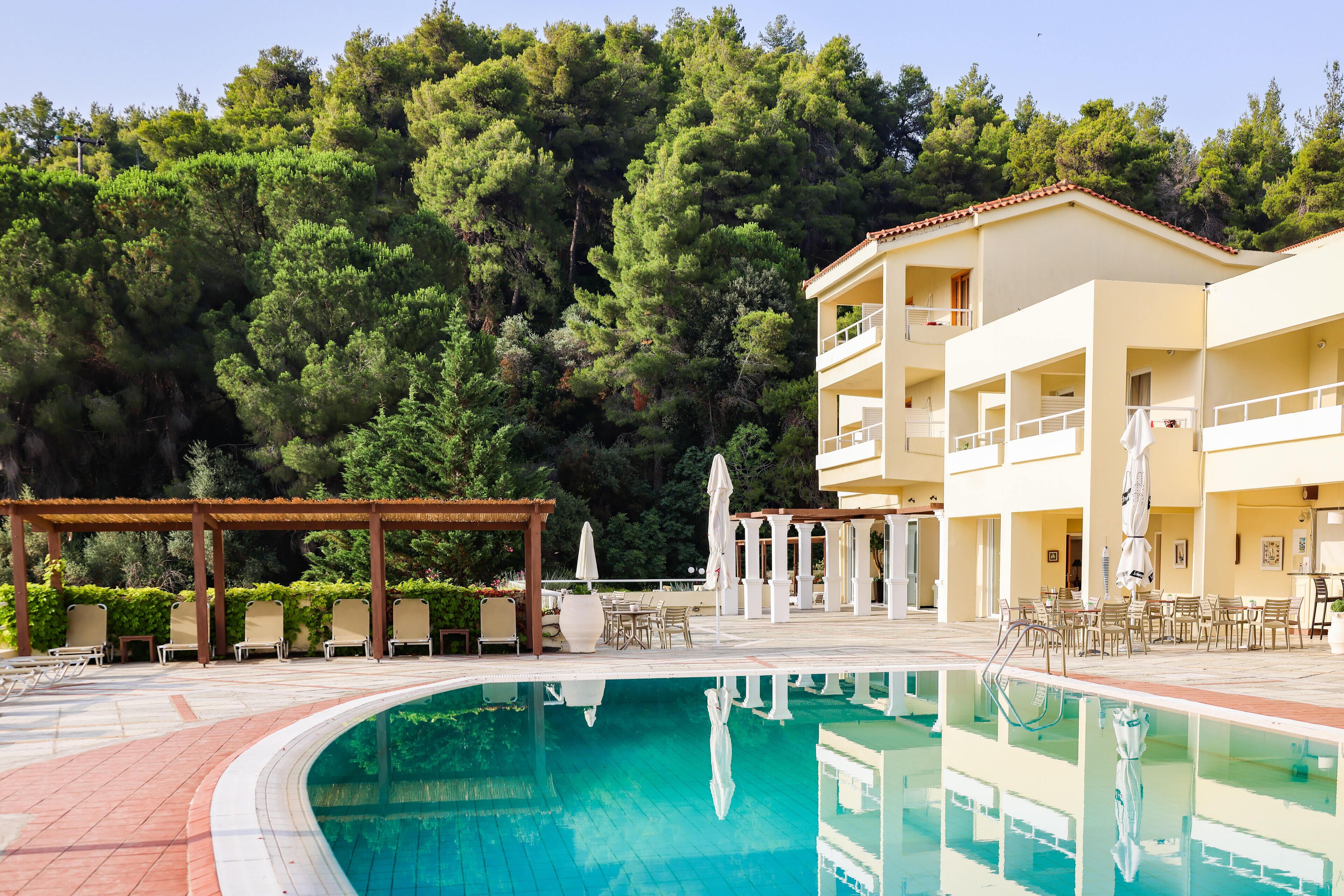 Piscine extérieure (ouverte en saison), parasols de plage