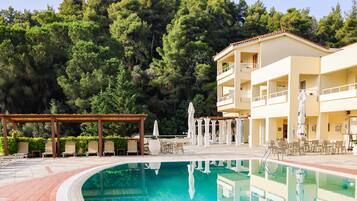 Alberca al aire libre por temporada y sombrillas en la alberca