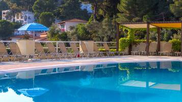 Alberca al aire libre por temporada y sombrillas en la alberca