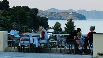 Mittagessen, lokale und internationale Küche, Blick auf den Strand